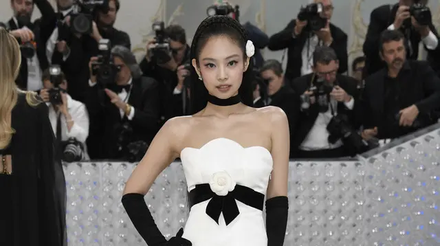 Jennie Blackpink di Met Gala 2023. (Evan Agostini/Invision/AP)