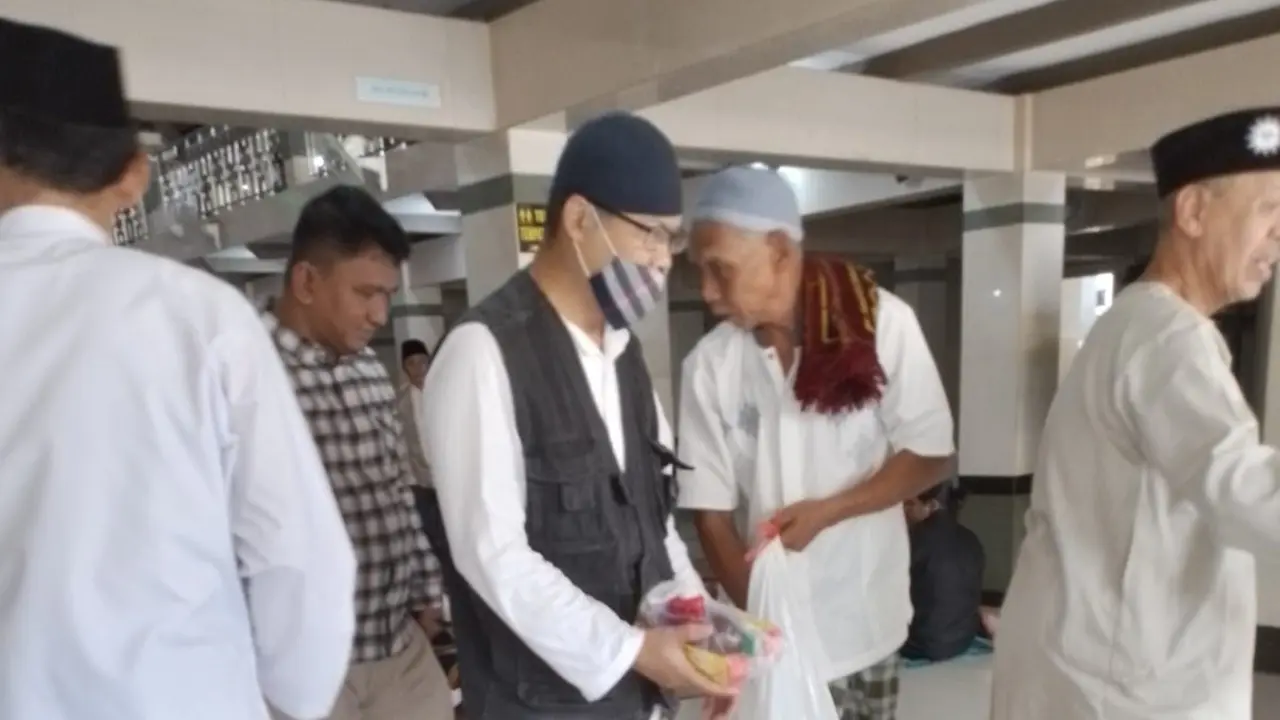 Divisi Humas Polri menggelar kegiatan sosial di 73 titik tempat ibadah, dalam rangka memperingati HUT ke-73. Kegiatan ini dilakukan ke sejumlah masjid, di beberapa daerah.