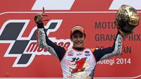 Pembalap Honda MotoGP, Marc Marquez mengangkat tangan usai memastikan gelar juara dunia MotoGP 2014 di Motegi, Jepang, (12/10/2014), (REUTERS/Toru Hanai)
