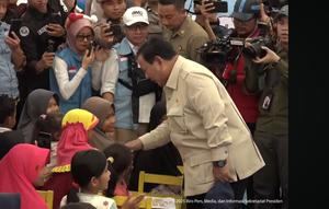 Presiden Prabowo Subianto meninjau Posko Pengungsi SD 05 Kayu Pasak Palembayan, Kabupaten Agam, Sumatra Barat (Sumbar), Kamis (18/12/2025). (Tangkapan Layar YouTube Sekretariat Presiden)