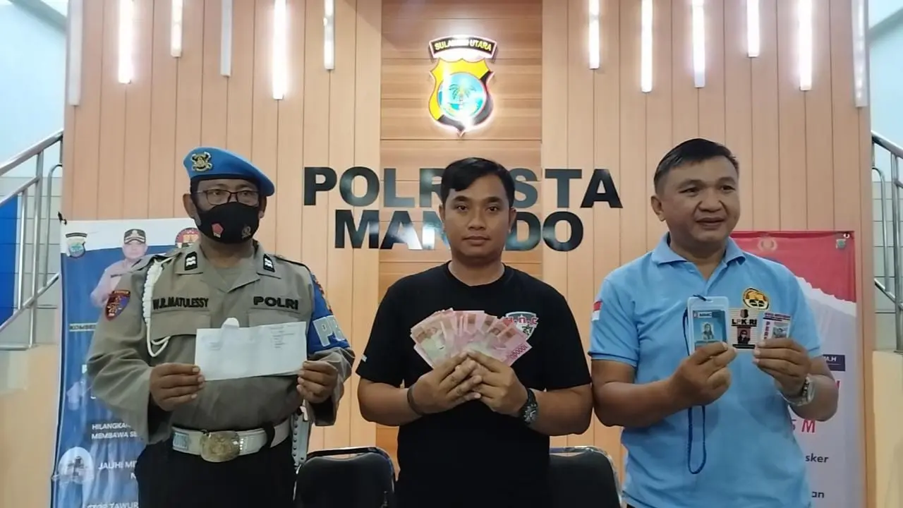Aparat Polresta Manado menunjukan sejumlah barang bukti kasus dugaan pemerasan oleh sejumlah wartawan.