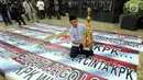 Tokoh masyarakat Kabupaten Cianjur berpose dengan sebuah piala di Gedung KPK, Jakarta, Selasa (18/12). Piala itu diberikan sebagai apresiasi atas operasi tangkap tangan (OTT) Bupati Cianjur Irvan Rivano Muchtar oleh KPK. (Merdeka.com/Dwi Narwoko)