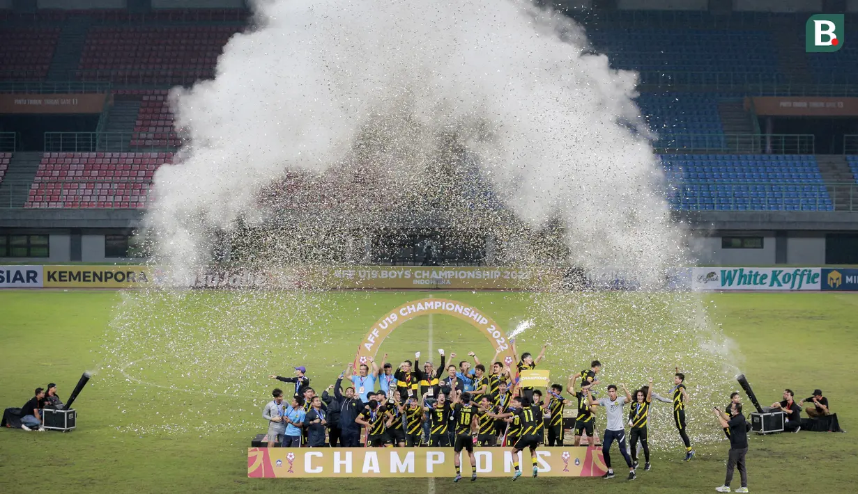 Pemain Timnas Malaysia U-19 melakukan selebrasi usai menjuarai Piala AFF U-19 2022 di Stadion Patriot Chandrabhaga, Bekasi, Jumat (15/7/2022). (Bola.com/Bagaskara Lazuardi)