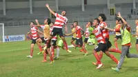 Para pemain Madura United meluapkan kegembiraannya seusai timnya memastikan lolos ke final Piala Gubernur Kaltim. (Bola.com/Madura United)