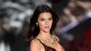 Model Kendall Jenner berpose di atas catwalk selama Victoria's Secret Fashion Show 2018 di Pier 94 di New York, AS (8/11). (AP Photo/Evan Agostini)