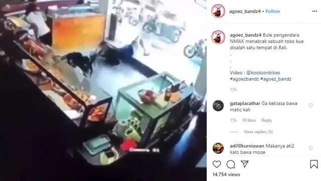 Terekam kamera CCTV (Closed-circuit television), sebuah toko kue di Bali ditabrak seorang warga negara asing yang hendak memarkirkan kendaraannya.