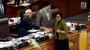 Menkeu Sri Mulyani menyerahkan berkas laporan kepada pimpinan DPR dalam Rapat Paripurna di Kompleks Parlemen, Jakarta, Kamis (27/7). Rapat mengambil keputusan persetujuan aturan intip rekening dari Perppu Nomor 1/2017 menjadi UU (Liputan6.com/Johan Tallo)