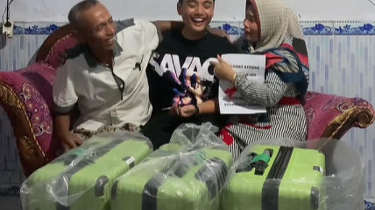 Penuh Kebahagiaan, Momen Pria Beri Kejutan Umrah untuk Kedua Orang Tuanya Ini Bikin Haru Warganet