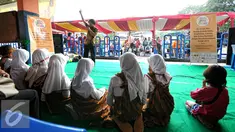 Pemerhati anak Seto Mulyadi (Kak Seto) mensosialisasikan Mudik Ramah Anak, Disabilitas (MRAD) 2015 di Terminal Kampung Rambutan, Jakarta, Jumat (10/7/2015).  Kak Seto menghibur anak-anak para pemudik sebelum berangkat.(Liputan6.com/Yoppy Renato)