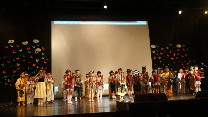 Aksi main angklung anak-anak