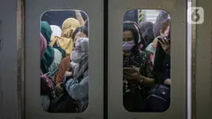 Warga saat berada di dalam rangkaian kereta di Stasiun Sudirman, Jakarta, Rabu (13/12/2023). (Liputan6.com/Faizal Fanani)