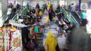 <p>Suasana pasar Tanah Abang yang mulai ramai pengunjung di Jakarta, Sabtu (23/4/2022). Menjelang Lebaran, Pasar Tanah Abang dipadati pengunjung yang memburu busana atau pakaian muslim untuk menyambut Hari Raya Idul Fitri 1443 Hijriah. (Liputan6.com/Herman Zakharia)</p>