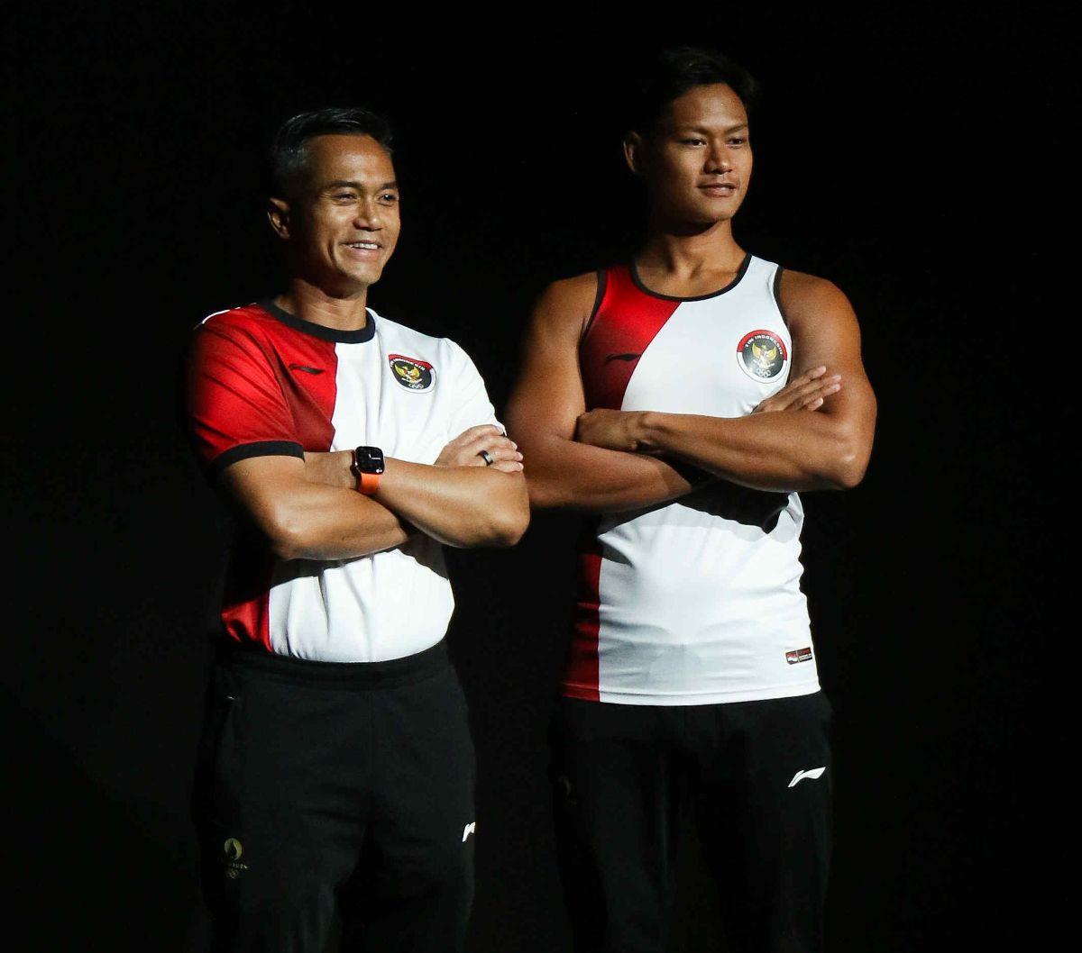 Chef de Mission Kontingen Indonesia untuk Olimpiade Paris 2024, Anindya Bakrie (kiri) bersama atlet renang Joe Aditya (kanan) berpose menggunakan jersey Tim Indonesia untuk Olimpiade 2024 di Jakarta, Kamis (4/7/2024).&nbsp;Komite Olimpiade Indonesia (KOI)