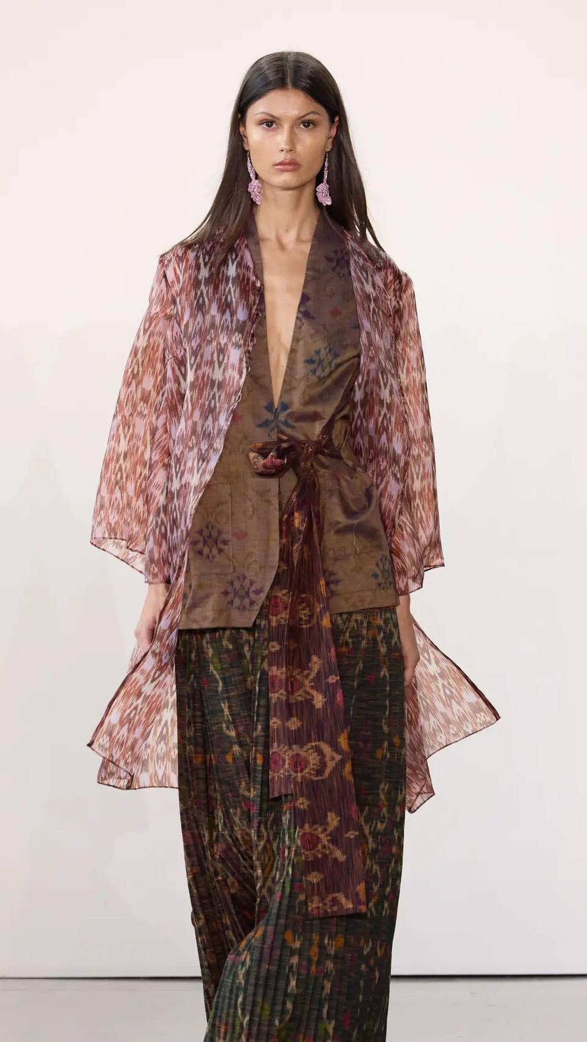 Seperti dikutip dari Liputan6.com, dalam gelaran "Indonesia Now The Shows Spring Summer 23/24" yang digelar pada 13 September 2023 waktu setempat, IKAT Indonesia by Didiet Maulana menghadirkan koleksi busana yang disebut "Wiron."