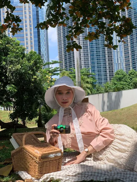 Bisa juga pilih blouse dengan aksen kerah renda dan kemudian padukan dengan tiered long skirt motif floral. [@nasariastri]