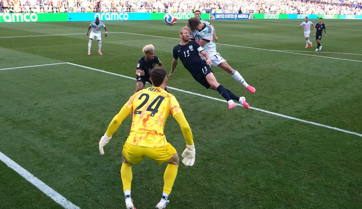 Pemain Belgia Charles De Ketelaere menyundul bola  untuk mencetak gol kedua timnya melewati pemain Amerika Serikat Matt Freese selama pertandingan babak 16 besar Piala Dunia FIFA 2026 antara AS dan Belgia di Stadion Seattle di Seattle, Washington, Senin, 6 Juli 2026. (AFP/ Getty Images/ Alex Grimm)