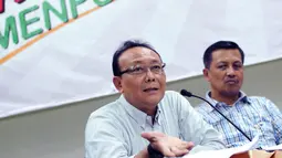 Mantan Deputi Pencegahan KPK, Eko Tjiptadi (kiri) saat jumpa pers berakhirnya masa tugas tim sembilan Kemenpora di Jakarta, Rabu (6/5/2015). Tugas tim sembilan berakhir pada 30 April lalu. (Liputan6.com/Helmi Fithriansyah)