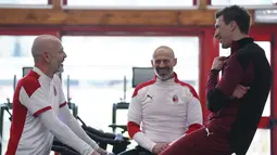 Mario Mandzukic berbicara dengan pelatih Milan Stefano Pioli di pusat olahraga Milanello Milan sebelum sesi latihan pertamanya, di Carnago, Italia (19/1/2021). Milan mengatakan Mandzukić menyetujui kesepakatan hingga akhir musim ini dengan opsi untuk diperpanjang satu tahun. (Spada/LaPresse via AP)