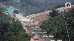 Suasana proyek Tunnel 6 kereta cepat Jakarta-Bandung di kawasan Cikalong Wetan, Depok, Purwakarta, Jawa Barat, Rabu (30/3/2022). Tunnel 6 menjadi salah satu tunnel terpanjang yang ditargetkan dalam waktu dekat akan tembus karena sudah mencapai 97,01 persen. (Liputan6.com/Faizal Fanani)