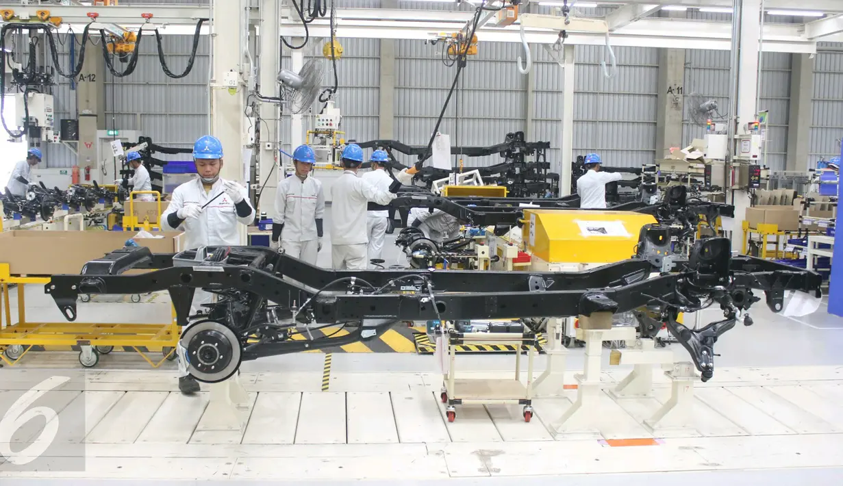 Pekerja merakit mobil di PT Mitsubishi Motors Krama Yudha Indonesia (MMKI), Cikarang, Bekasi, Jawa Barat, Selasa (25/4). (Liputan6.com/Angga Yuniar)