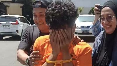 Tampang Pembunuh Mozza Axilla, Berbaju Tahanan dan Tangan Diikat