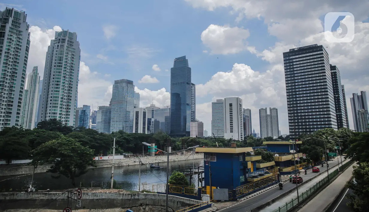 Pemandangan gedung-gedung perkantoran di kawasan Kuningan, Jakarta, Kamis (2/4/2020). Dinas Lingkungan Hidup DKI Jakarta menyatakan adanya perbaikan kualitas udara Ibu Kota karena penerapan work from home untuk mencegah meluasnya penyebaran virus corona COVID-19. (Liputan6.com/Fazial Fanani)