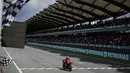Pembalap Ducati, Enea Bastianini, menyentuh garis finis ajang balapan MotoGP Malaysia di Sirkuit Sepang, Minggu (12/11/2023). Lama terpuruk sepanjang MotoGP 2023 akibat rentetan cedera, eks pembalap Gresini Racing itu akhirnya meraih kemenangan perdana musim ini sekaligus bersama Ducati. (AP Photo/Vincent Thian)