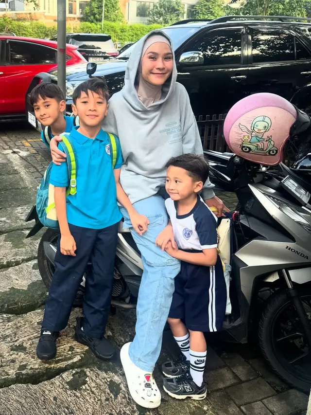 Gaya Zaskia Adya Mecca Antar Anak Sekolah Hari Pertama