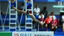 Aksi seorang atlet loncat indah saat bersaing dalam babak penyisihan nomor springboard 3m putra Asian Games 2018 di arena Aquatic Centre, GBK, Jakarta, Jumat (31/8).(merdeka/Imam Buhori)