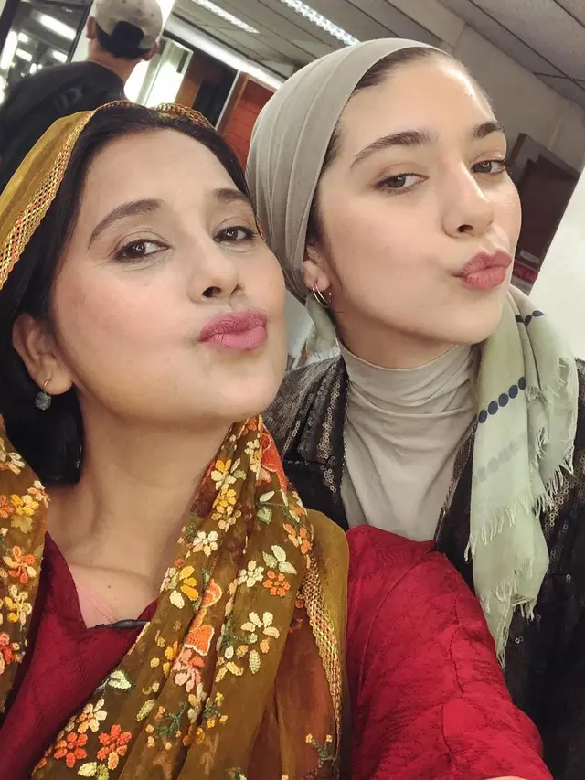 6 Potret Ayu Azhari dan Isabelle Tramp, Bak Pinang Dibelah Dua