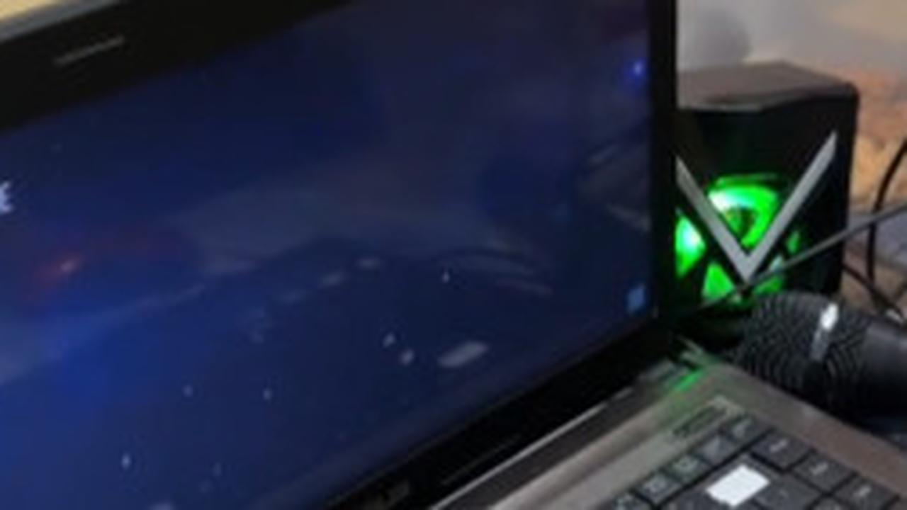 Libur Dinas, Dua Anggota Brimob Ini Fans Berat JKT48 Malam-malam Nonton Live di Laptop
