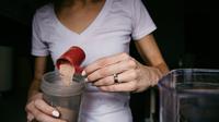 Ilustrasi protein shake. Photo by Kelly Sikkema on Unsplash