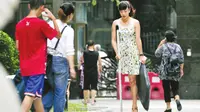 Seorang wanita berkaki satu tengah menjadi sorotan di Tiongkok. Meski hanya memiliki satu kaki, wanita ini jago memakai high heels.