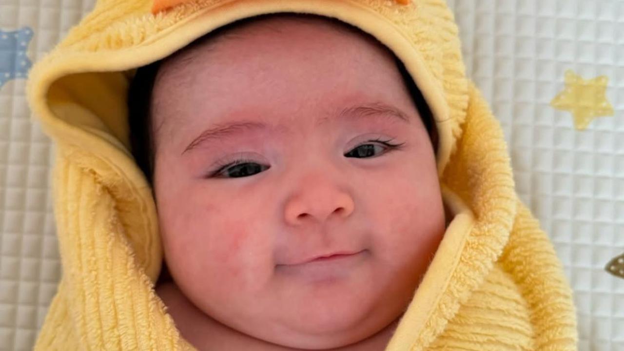 Potret Menggemaskan Hagia Anak Jedar, Berbalut Handuk Bebek dengan Ekspresinya yang Curi Perhatian