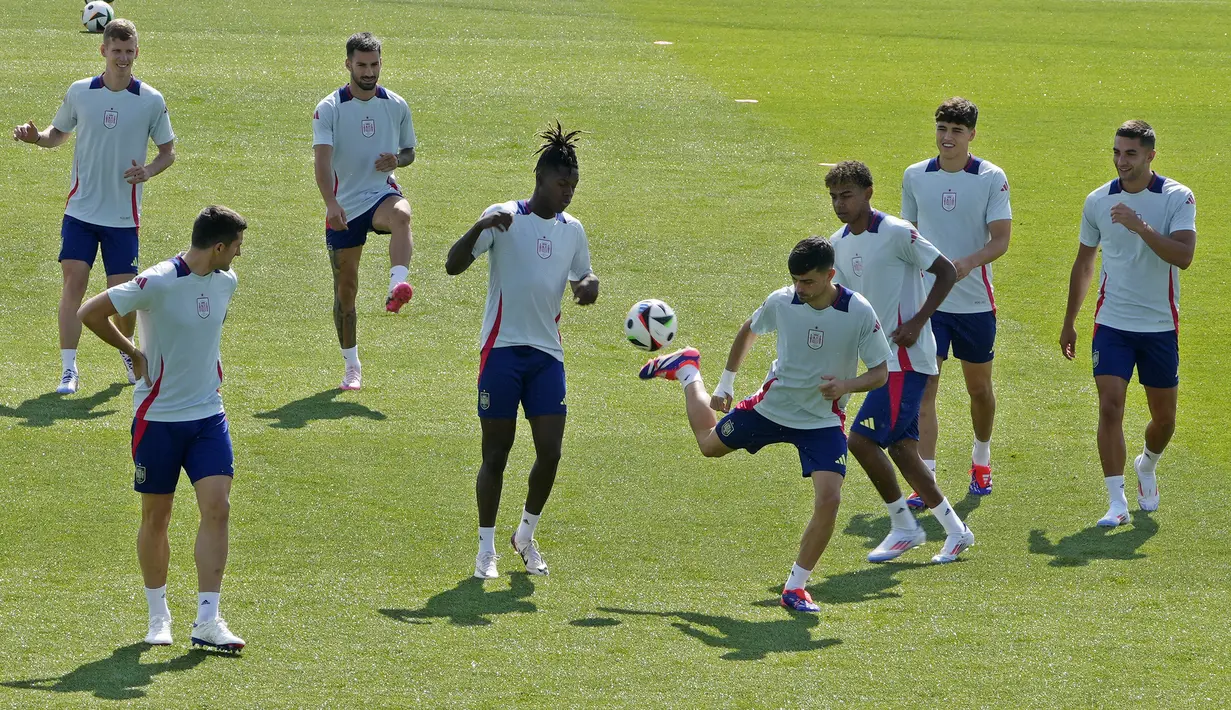 Para pemain timnas Spanyol mengikuti sesi latihan saat persiapan menghadapi turnamen EURO 2024 mendatang, di Las Rozas dekat Madrid, Selasa (4/6/2024). (AP Photo/Paul White)