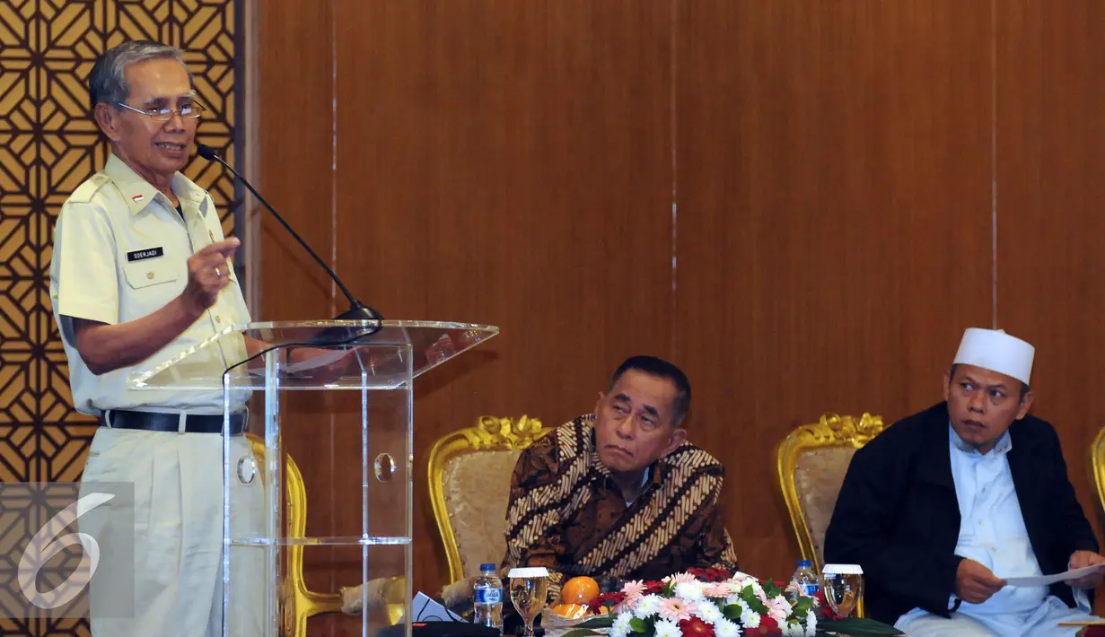 Ketua PPAD Letjen TNI (Purn) Soerjadi (kiri) memberikan pandangan pada silaturahmi persatuan purnawirawan TNI-AD serta Ormas di Jakarta, Jumat (13/5/2016). Acara dihadiri sejumlah tokoh danmembahas bahaya laten PKI. (Liputan6.com/Helmi Fithriansyah)