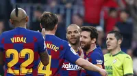 Bintang Barcelona Lionel Messi dan rekan-rekannya merayakan gol ke gawang Eibar dalam lanjutan Liga Spanyol di Camp Nou, Sabtu (22/2/2020). Barcelona menang 5-0. (AP Photo/Joan Monfort)
