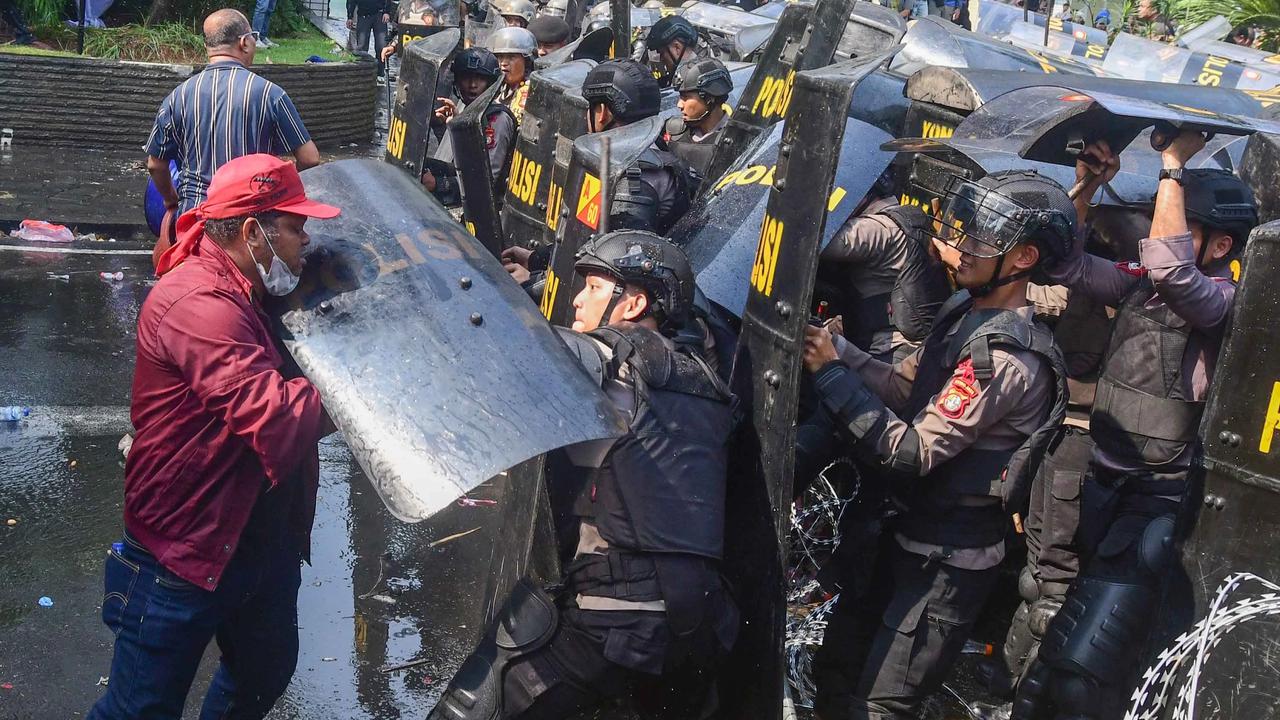 FOTO: Bentrok Saat  Eksekusi Pengosongan Hotel Sultan di Kawasan GBK