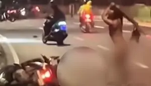 Pria Bugil Mengamuk, Pukul Pengendara Motor di Lenteng Agung