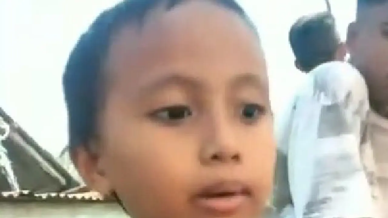 Potret anak kecil yang bajunya dirampas ibu-ibu