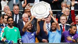Sergio Aguero dan David Silva - Kombinasi duo Manchester City ini masuk dalam daftar duet lini serang berbahaya di Liga Inggris. Kekompakan kedua pemain ini telah menghasilkan 29 gol. (AFP/Adrian Dennis)