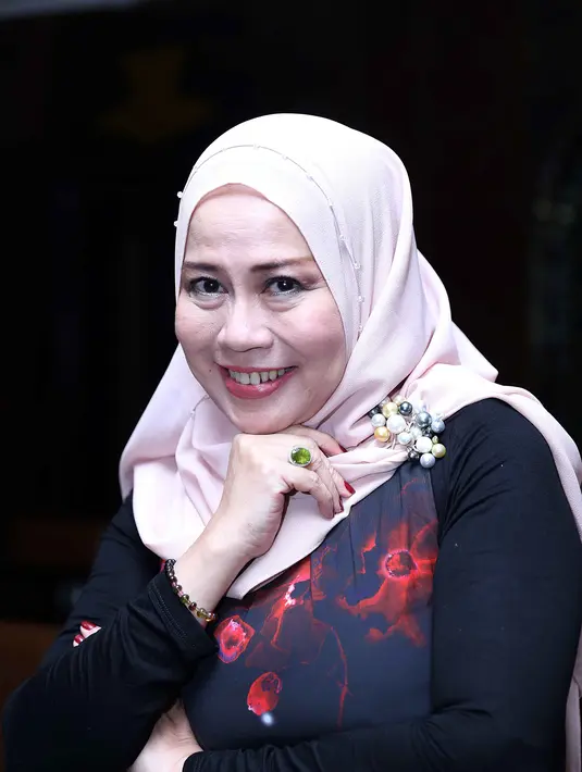 Dengan percaya diri, penyanyi senior Dewi Yull muncul dengan dua lagu sekaligus, 'Segalaku Untukmu' dan 'Rindu yang Terlarang'. (Nurwahyunan/Bintang.com)