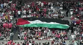 Bendera Palestina berukuran besar dibentangkan oleh suporter Korea Selatan saat laga Grup B Kualifikasi Piala Dunia 2026 melawan Palestina di Seoul World Cup Stadium, Seoul, Korea Selatan, Kamis (05/09/2024) WIB. (AP Photo/Ahn Young-joon)