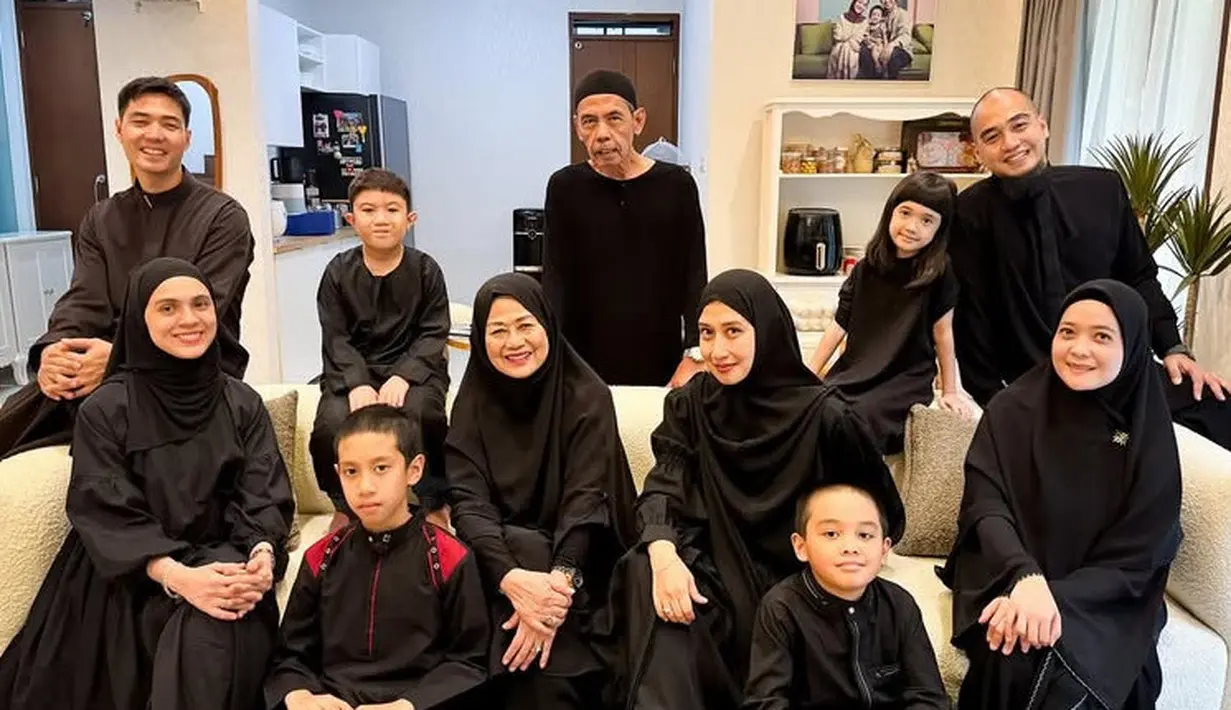 Nycta Gina dan Rizky Kinos mengajak anak-anaknya mudik ke Bandung. Mereka pun kompak mengenakan pakaian serba hitam bersama keluarga besarnya. [@missnyctagina]