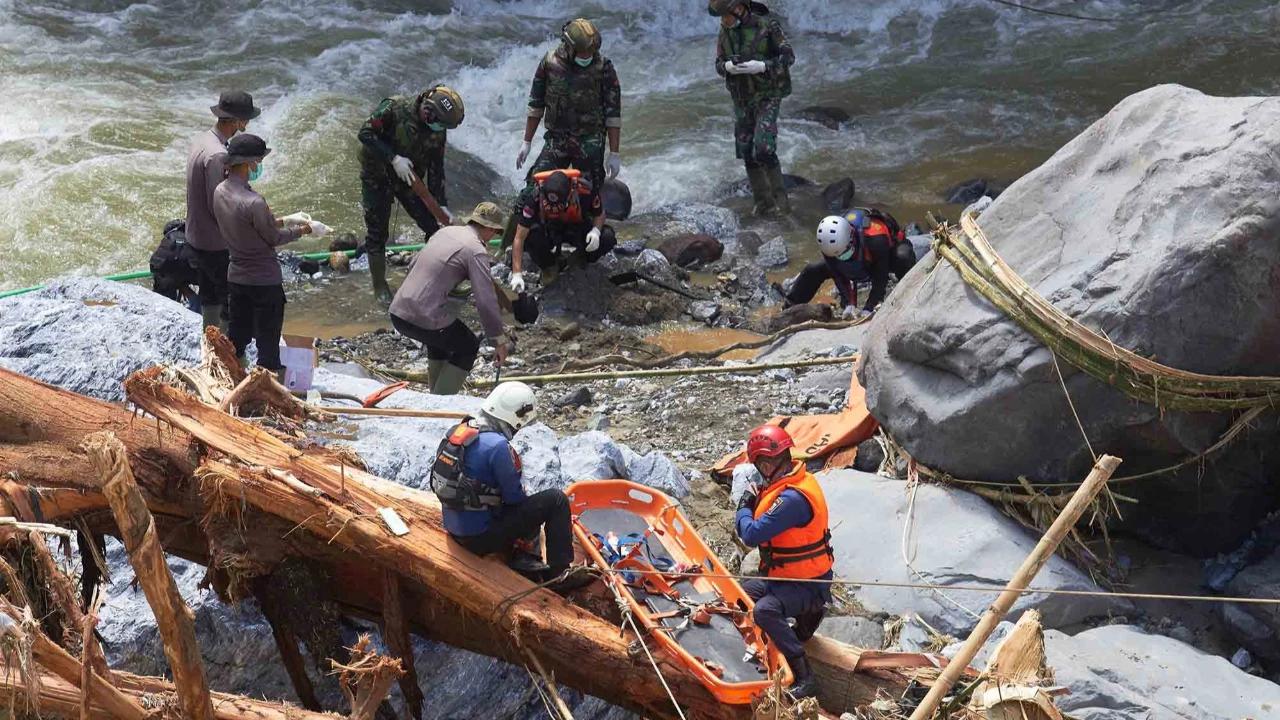 FOTO: Tim SAR Hadapi Medan Sulit Saat Evakuasi Korban Banjir Sumatera