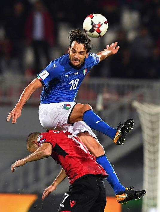 Gelandang Italia, Marco Parolo, duel udara dengan gelandang Albania, Eros Grezda, pada laga kualifikasi Piala Dunia 2018 di Stadion Loro Borici, Senin (9/20/2017). Italia menang 1-0 atas Albania. (AFP/Dimitar Dilkoff)