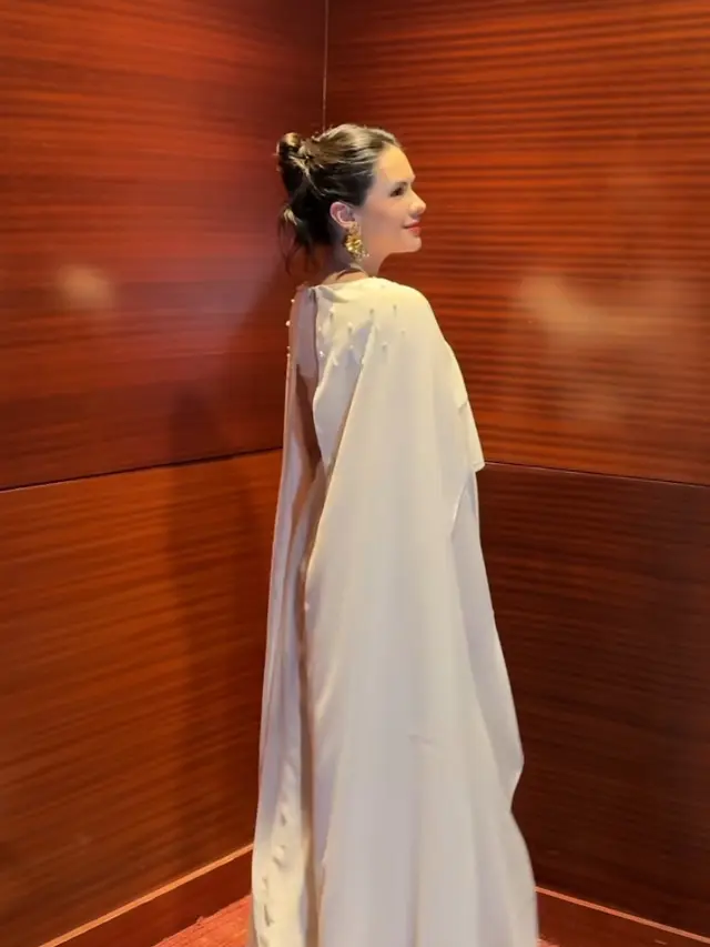 Steffi Zamora saat hadir di Premier Pengin Hijrah pakai long dress model cape. [@steffizamoraaa]