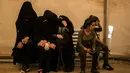 Sejumlah perempuan keluarga militan ISIS menunggu untuk meninggalkan kamp penampungan al-Hol di Provinsi Hasakeh, Suriah, Senin (3/6/2019). Setelah dibebaskan, beberapa perempuan yang keluar dari kamp mengatakan tidak menyesal dan tetap menjadi pendukung ISIS. (AP Photo/Baderkhan Ahmad)