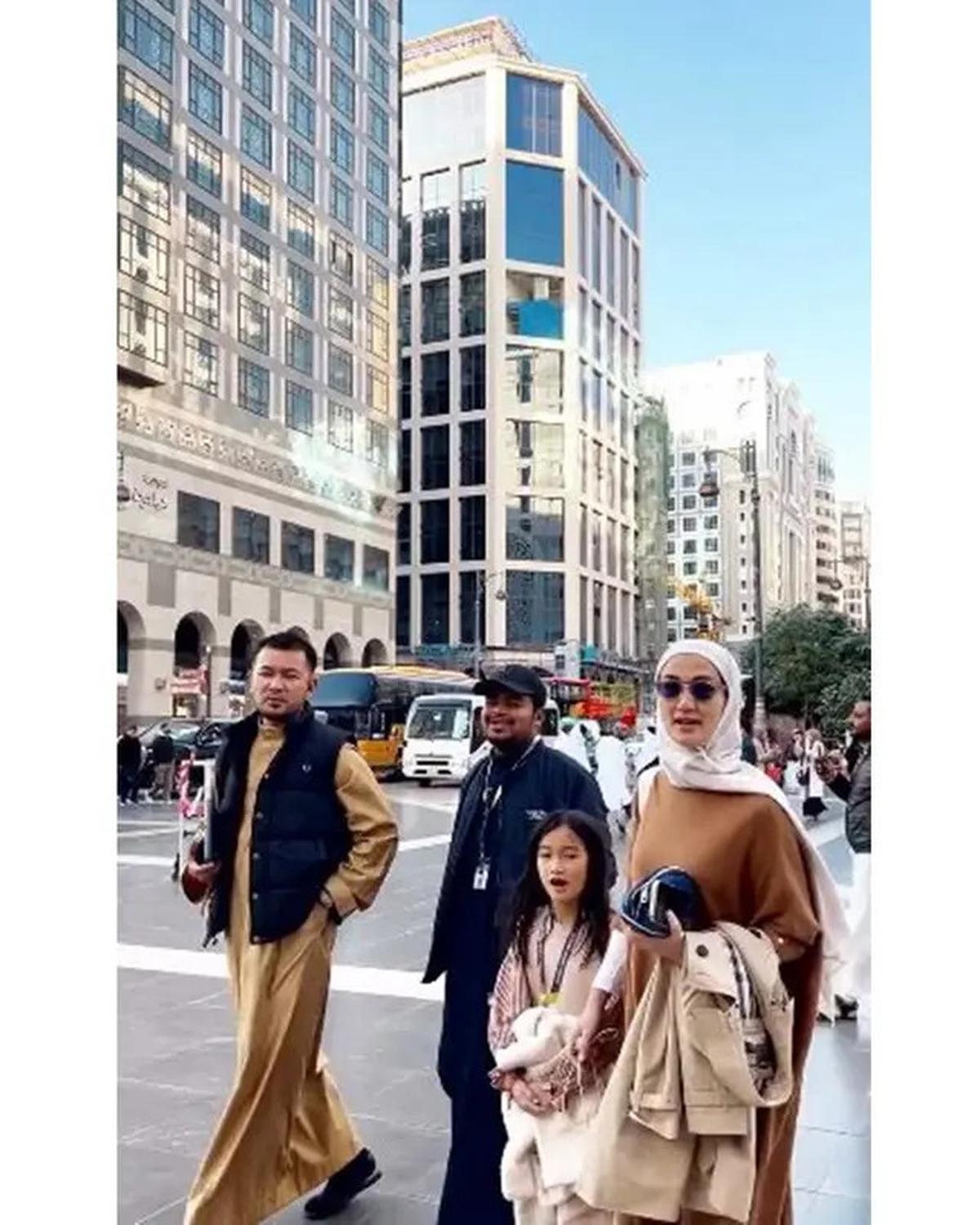 6 Potret Atiqah Hasiholan Tampil Berhijab, Jalani Umrah Bersama Rio Dewanto