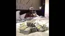 Floyd Mayweather memposting foto yang berpose dengan sebagian uang miliknya. (instagram.com/floydmayweather)